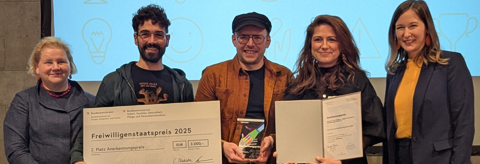 Sozialministerin Korinna Schumann, Simon Steinbeiss, Richard Schachinger, Jolanda de Wit (vom OKH Vorstand) und Bundesministerin Claudia Plakolm